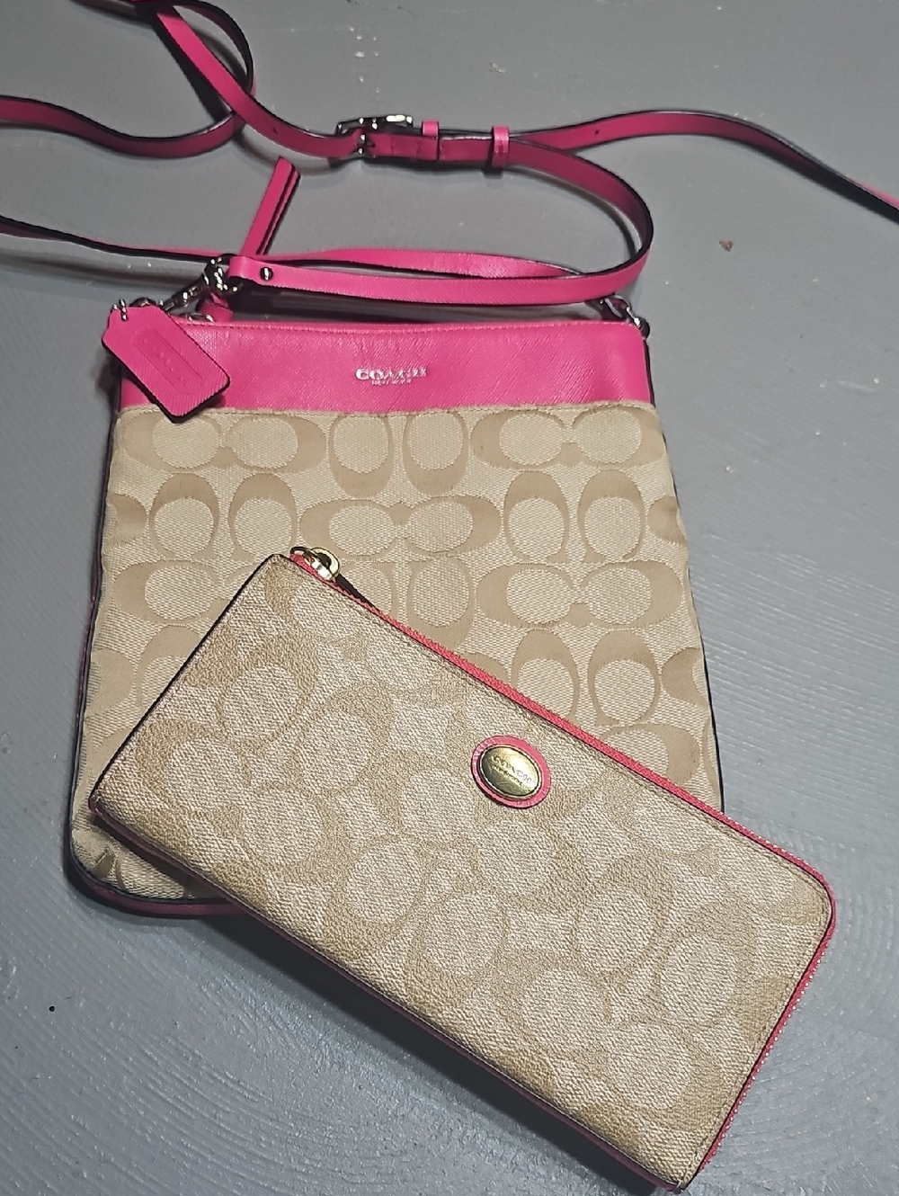 Coach F50808 Legacy Signature Swingpack & Peyton Signature Accordion Zip Wallet